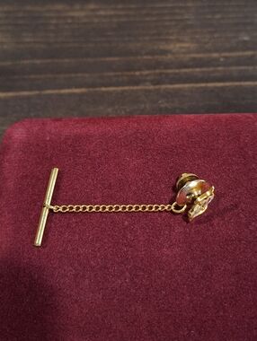 Landstrom’s Black Hills Gold Tie Tack 10K Leaf Accent Classic Chain Bar